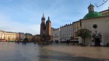 KRAKOW, POLAND - 21 Aralık 2023: Krakow, Polonya 'da Aziz Marys Bazilikası