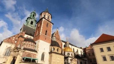 KRAKOW, POLAND - 21 Aralık 2023: Wawel Hill 'deki Wawel Royal kalesi, Kral III. Casimir' in emriyle 21 Aralık 2023 'te Polonya' nın başkenti Krakow 'da kuruldu.