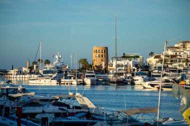 BANUS, İspanya - 16 Mart 2024: Banus, Marbella, İspanya 'da gün doğumunda yat marinası