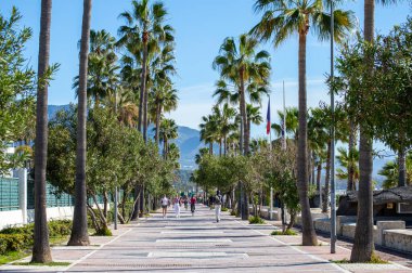 BANUS, İSPA - 16 Mart 2024: Banus, İspanya 'da Deniz Gezisi Yürüyüşü