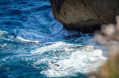 Pria Havadeliği olarak da bilinen Cantabrian Denizi 'ndeki Pria Bufones kayalıkları İspanya' nın Asturias kentinin kuzey kıyısında bulunan büyüleyici bir doğal jeolojik fenomendir..