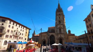 OVIEDO, İspanya - 16 Eylül 2024: Oviedo, İspanya 'da San Salvador Katedrali 16 Eylül 2024