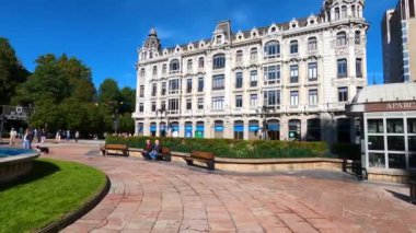 Oviedo, İspanya - 16 Eylül 2024: Oviedo, İspanya 'da tarihi bir kasabada yürüyüş