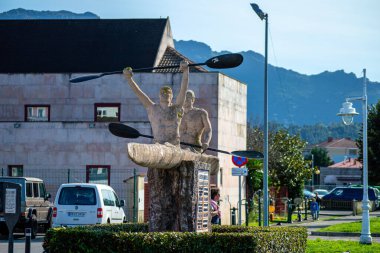 RIBADESELLA, İspanya - 15 Eylül 2024: 15 Eylül 2024 İspanya 'nın Ribadesella kentindeki güzel sahil köyü