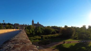 SALAMANCA, İspanya - 17 Eylül 2024: Roma köprüsü Salamanca, İspanya 17 Eylül 2024