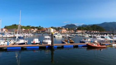 RIBADESELLA, İspanya - 15 Eylül 2024: 15 Eylül 2024 İspanya 'nın Ribadesella kentindeki güzel sahil köyü