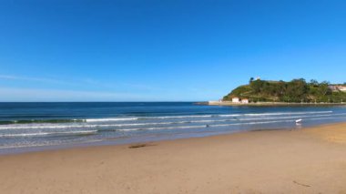 RIBADESELLA, İspanya - 15 Eylül 2024: 15 Eylül 2024 İspanya 'nın Ribadesella kentindeki güzel sahil köyü