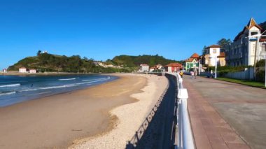 RIBADESELLA, İspanya - 15 Eylül 2024: 15 Eylül 2024 İspanya 'nın Ribadesella kentindeki güzel sahil köyü