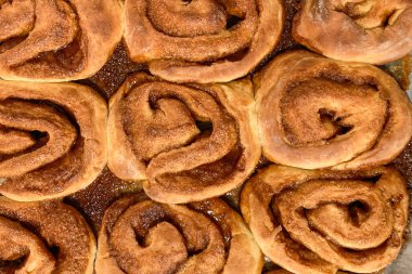 Taze ev yapımı tarçınlı tatlı.