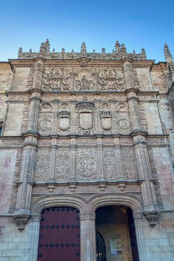 SALAMANKA, İspanya - 17 Eylül 2024: 17 Eylül 2024 'te İspanya' nın Salamanka kentindeki tarihi kasabada yürüyüş