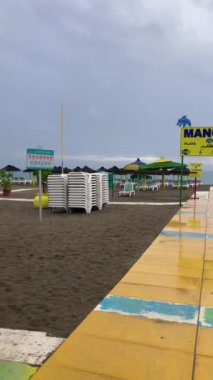 TORREMOLINOS, SPAIN - 14 Ekim 2024: 14 Ekim 2024 'te İspanya' nın Torremolinos kentinde yağmurlu ve bulutlu havada sabah yürüyüşü
