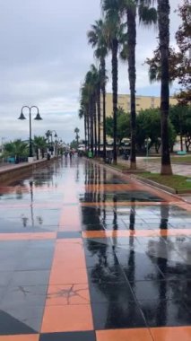 TORREMOLINOS, SPAIN - 14 Ekim 2024: 14 Ekim 2024 'te İspanya' nın Torremolinos kentinde yağmurlu ve bulutlu havada sabah yürüyüşü