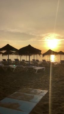 Günbatımı Los Alamos plajı üzerinde, Akdeniz Torremolinos, Malaga, İspanya