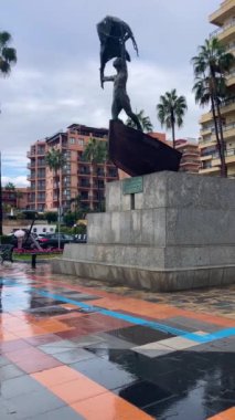 TORREMOLINOS, SPAIN - 14 Ekim 2024: 14 Ekim 2024 'te İspanya' nın Torremolinos kentinde yağmurlu ve bulutlu havada sabah yürüyüşü