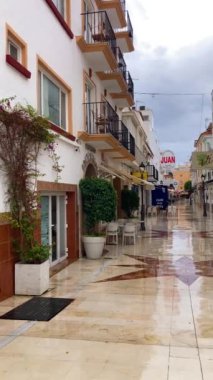 TORREMOLINOS, SPAIN - 14 Ekim 2024: 14 Ekim 2024 'te İspanya' nın Torremolinos kentinde yağmurlu ve bulutlu havada sabah yürüyüşü