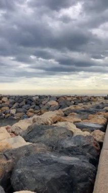 Benalmadena, Malaga, Costa del Sol, İspanya 'da Akdeniz üzerinde bulutlu bir sabah