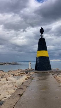 Benalmadena, Malaga, Costa del Sol, İspanya 'da Akdeniz üzerinde bulutlu bir sabah
