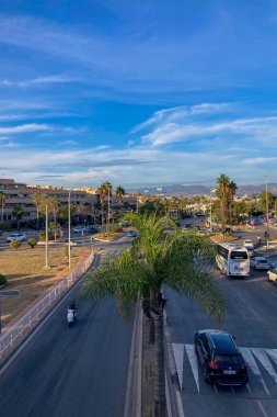 TORREMOLINOS, SPAIN - 14 Ekim 2024: 14 Ekim 2024 'te İspanya' nın Torremolinos kentinde yağmurlu ve bulutlu havada sabah yürüyüşü