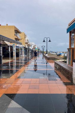 TORREMOLINOS, SPAIN - 14 Ekim 2024: 14 Ekim 2024 'te İspanya' nın Torremolinos kentinde yağmurlu ve bulutlu havada sabah yürüyüşü