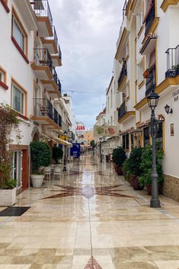 TORREMOLINOS, SPAIN - 14 Ekim 2024: 14 Ekim 2024 'te İspanya' nın Torremolinos kentinde yağmurlu ve bulutlu havada sabah yürüyüşü