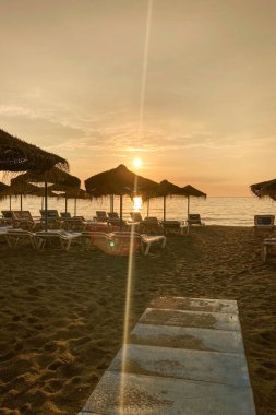 Günbatımı Los Alamos plajı üzerinde, Akdeniz Torremolinos, Malaga, İspanya