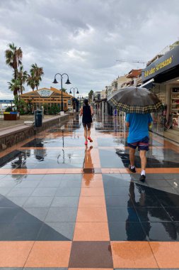 TORREMOLINOS, SPAIN - 14 Ekim 2024: 14 Ekim 2024 'te İspanya' nın Torremolinos kentinde yağmurlu ve bulutlu havada sabah yürüyüşü