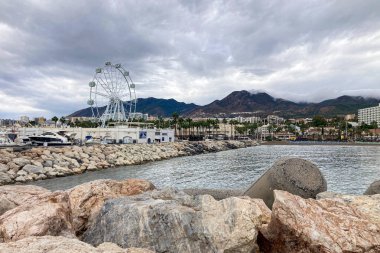 TORREMOLINOS, SPAIN - 14 Ekim 2024: 14 Ekim 2024 'te İspanya' nın Torremolinos kentinde yağmurlu ve bulutlu havada sabah yürüyüşü