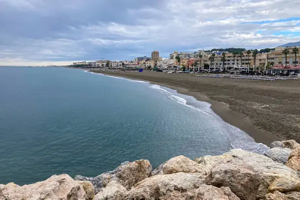 TORREMOLINOS, SPAIN - 14 Ekim 2024: 14 Ekim 2024 'te İspanya' nın Torremolinos kentinde yağmurlu ve bulutlu havada sabah yürüyüşü
