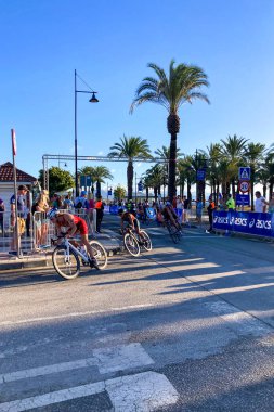 TORREMOLINOS, İspanya - 17 Ekim 2024: Dünya Triatlon Şampiyonası finali 17 Ekim 2024 tarihinde İspanya 'nın Torremolinos kentinde