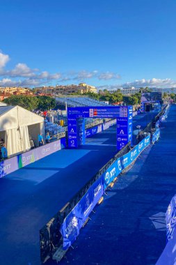 TORREMOLINOS, İspanya - 17 Ekim 2024: Dünya Triatlon Şampiyonası finali 17 Ekim 2024 tarihinde İspanya 'nın Torremolinos kentinde