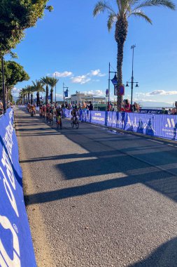 TORREMOLINOS, İspanya - 17 Ekim 2024: Dünya Triatlon Şampiyonası finali 17 Ekim 2024 tarihinde İspanya 'nın Torremolinos kentinde