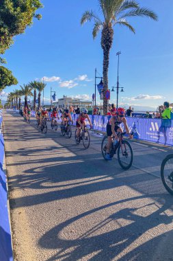 TORREMOLINOS, İspanya - 17 Ekim 2024: Dünya Triatlon Şampiyonası finali 17 Ekim 2024 tarihinde İspanya 'nın Torremolinos kentinde