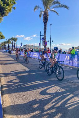 TORREMOLINOS, İspanya - 17 Ekim 2024: Dünya Triatlon Şampiyonası finali 17 Ekim 2024 tarihinde İspanya 'nın Torremolinos kentinde