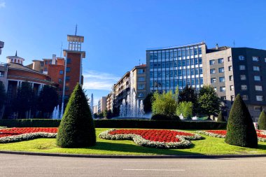 Oviedo, İspanya - 16 Eylül 2024: Oviedo, İspanya 'da tarihi bir kasabada yürüyüş