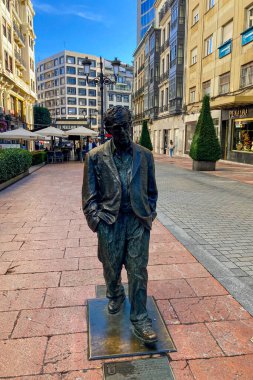 Oviedo, İspanya - 16 Eylül 2024: Oviedo, İspanya 'daki tarihi kentte Woody Allen heykeli