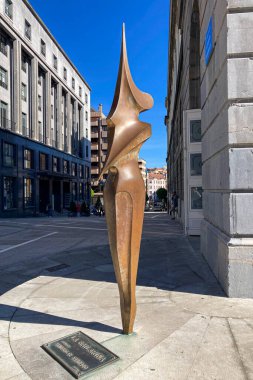 OVIEDO, İspanya - 16 Eylül 2024 'te İspanya' nın Oviedo kentindeki tarihi Campoamor Tiyatrosu önündeki La bailarina heykeli