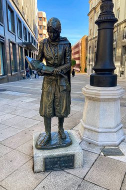 Oviedo, İspanya - 16 Eylül 2024: Oviedo, İspanya 'da tarihi bir kasabada yürüyüş