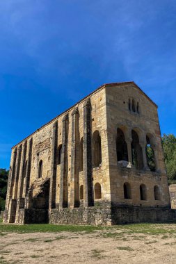 OVIEDO, İspanya - 16 Eylül 2024: Oviedo, İspanya 'daki Santa Maria del Naranco Katolik Tapınağı