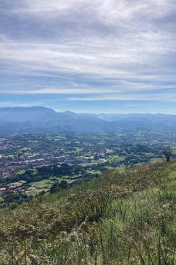 Oviedo şehri ve İspanya 'nın Oviedo kentindeki dağların panoramik manzarası