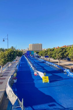 TORREMOLINOS, İspanya - 18 Ekim 2024: Dünya Triatlon Şampiyonası finali 18 Ekim 2024 tarihinde İspanya 'nın Torremolinos kentinde