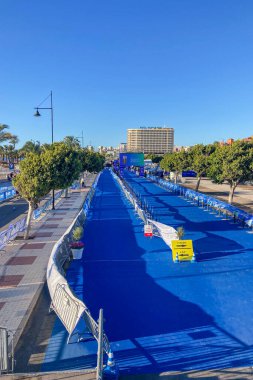 TORREMOLINOS, İspanya - 18 Ekim 2024: Dünya Triatlon Şampiyonası finali 18 Ekim 2024 tarihinde İspanya 'nın Torremolinos kentinde