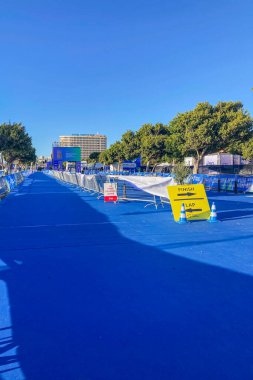 TORREMOLINOS, İspanya - 18 Ekim 2024: Dünya Triatlon Şampiyonası finali 18 Ekim 2024 tarihinde İspanya 'nın Torremolinos kentinde