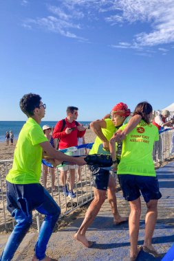 TORREMOLINOS, İspanya - 18 Ekim 2024: Dünya Triatlon Şampiyonası finali 18 Ekim 2024 tarihinde İspanya 'nın Torremolinos kentinde