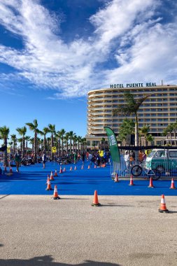 TORREMOLINOS, İspanya - 18 Ekim 2024: Dünya Triatlon Şampiyonası finali 18 Ekim 2024 tarihinde İspanya 'nın Torremolinos kentinde