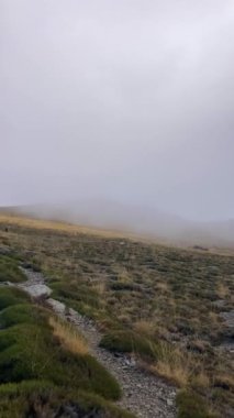 Bulutlu dağların üzerinden Mulhacen Tepesi 'ne, Sierra Nevada Ulusal Parkı' na, Endülüs 'e, İspanya' ya