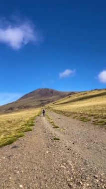 Bulutlu dağların üzerinden Mulhacen Tepesi 'ne, Sierra Nevada Ulusal Parkı' na, Endülüs 'e, İspanya' ya