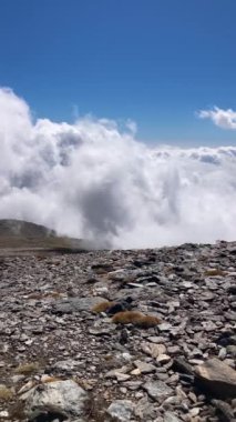 Bulutlu dağların üzerinden Mulhacen Tepesi 'ne, Sierra Nevada Ulusal Parkı' na, Endülüs 'e, İspanya' ya