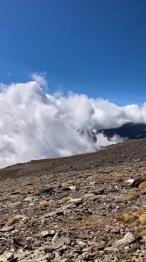 Bulutlu dağların üzerinden Mulhacen Tepesi 'ne, Sierra Nevada Ulusal Parkı' na, Endülüs 'e, İspanya' ya