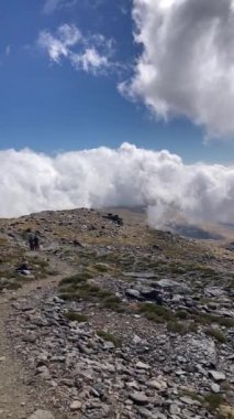 Bulutlu dağların üzerinden Mulhacen Tepesi 'ne, Sierra Nevada Ulusal Parkı' na, Endülüs 'e, İspanya' ya