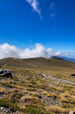 Bulutlu dağların üzerinden Mulhacen Tepesi 'ne, Sierra Nevada Ulusal Parkı' na, Endülüs 'e, İspanya' ya